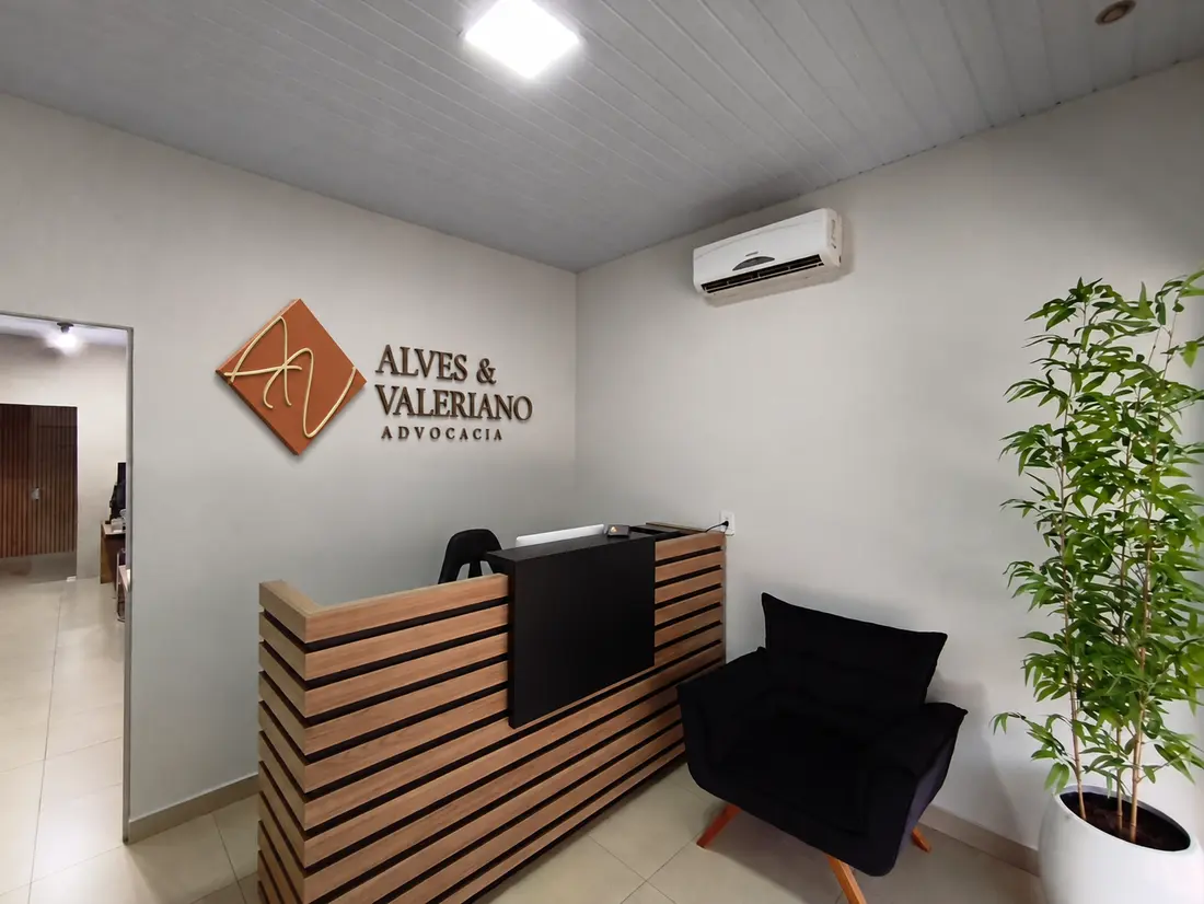 Recepção do Alves & Valeriano, com o logo do escritório na parede
